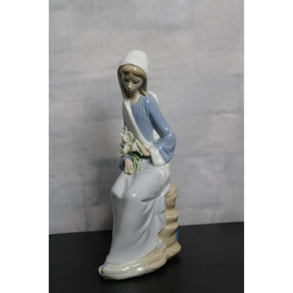 Lladro "Girl with Lilies Sitting" Collectable #4972